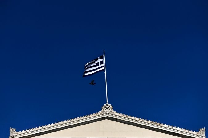 Řecká vlajka na budově parlamentu