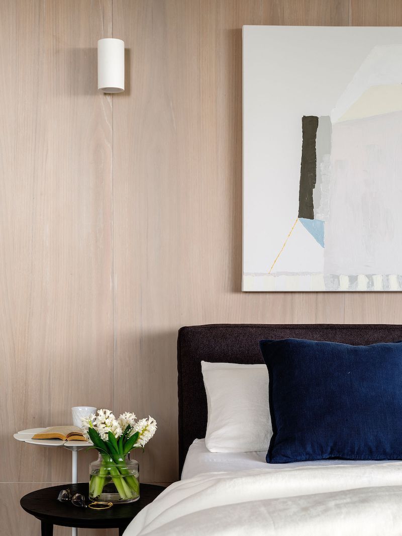Obklady z panelů z maerického dubu vytvářejí klidné a nenápadné pozadí pro mobilář výrazných barev, který designér Romaine Alwill navrhl pro ložnici.