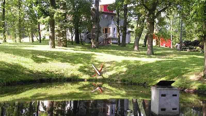 Vila se nachází v blízkosti rybníka což jí dodává romantického ducha.
