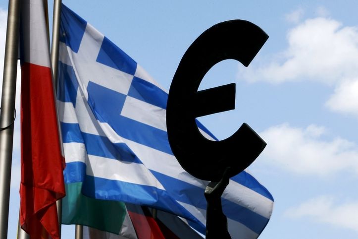 Řecká vlajka před budovou europarlamentu v Bruselu