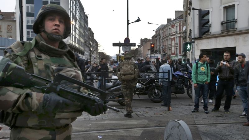 Francouzský voják během zásahu na předměstí Saint-Denis