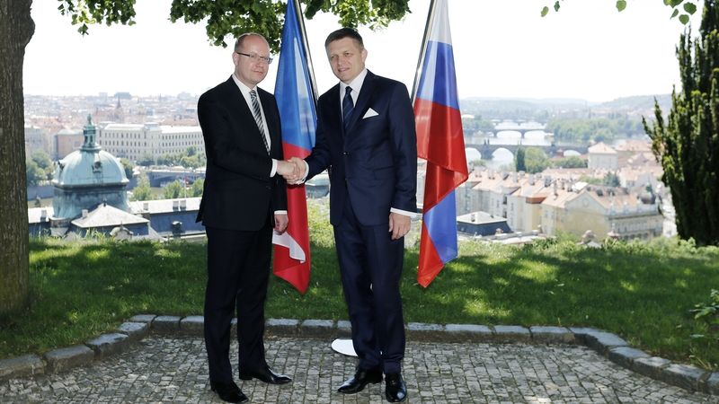 Premiér Bohuslav Sobotka (vlevo) přijal předsedu slovenské vlády Roberta Fica