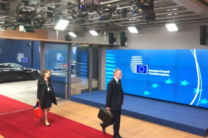 BEZ KOMENTÁŘE: Britský zástupce Tim Barrow přináší do sídla Evropské rady dopis o brexitu