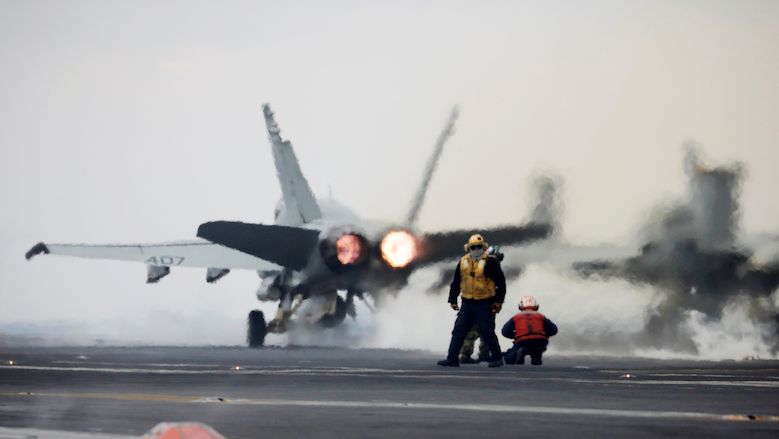 Podle svědků vedli nálet Američané. Na snímku bojový letoun F-18 vzlétá z letadlové lodi USS Carl Vinson.