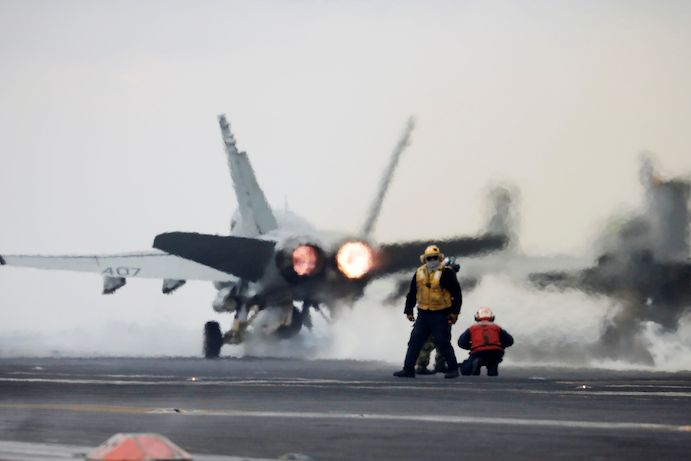 Podle svědků vedli nálet Američané. Na snímku bojový letoun F-18 vzlétá z letadlové lodi USS Carl Vinson.