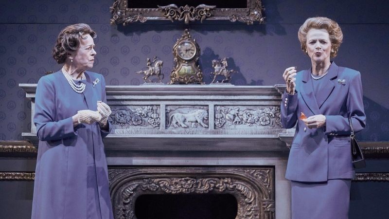 Podobnost královny Alžběty II. (Iva Janžurová) a premiérky Margaret Thatcherové (Taťjana Medvecká) tkví nejen ve shodném kostýmu.
