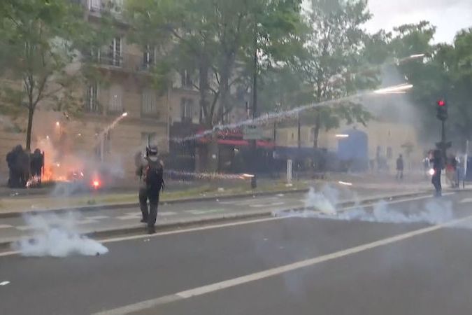 BEZ KOMENTÁŘE: Protivládní demonstrace v Paříži se vymkly kontrole