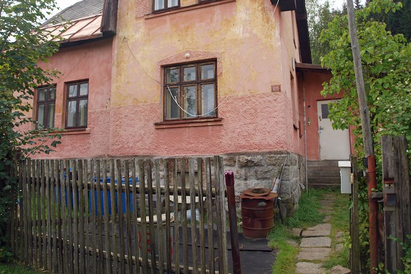 Rodinný dům v Nejdku na Karlovarsku, v kterém nalezli policisté ve sklepě mrtvolu seniora. 