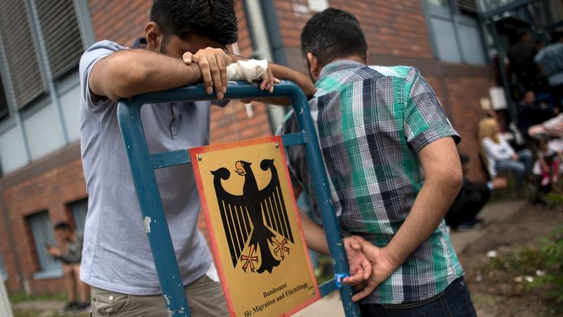 Žadatelé o azyl před imigračním úřadem v Berlíně