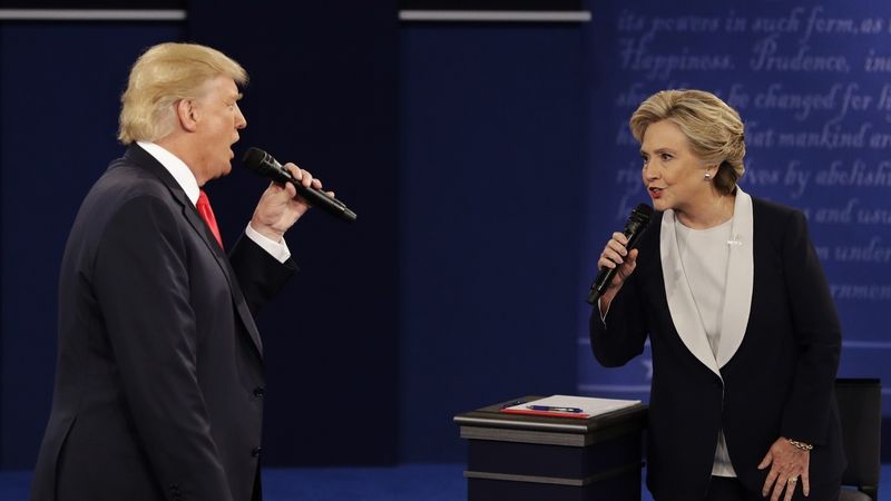 Donald Trump a Hillary Clintonová při debatě 