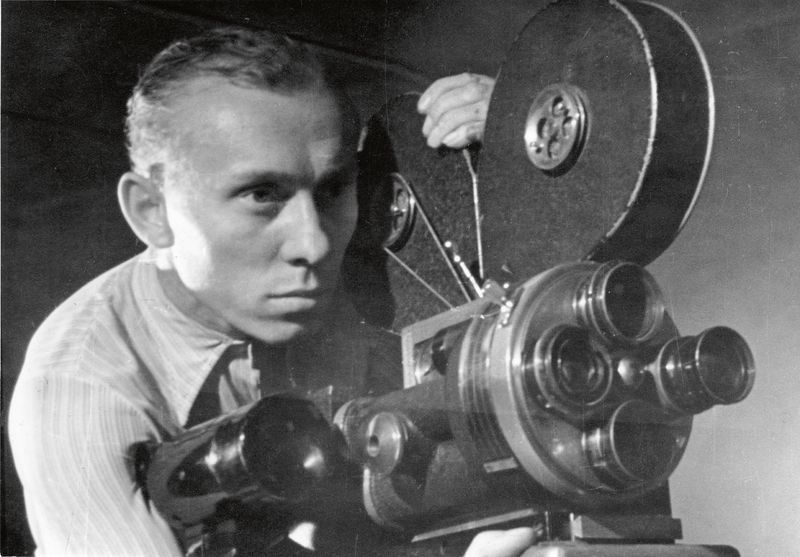 Karel Zeman za kamerou. Kvůli filmu opustil úspěšnou kariéru reklamního výtvarníka ve firmě Baťa.