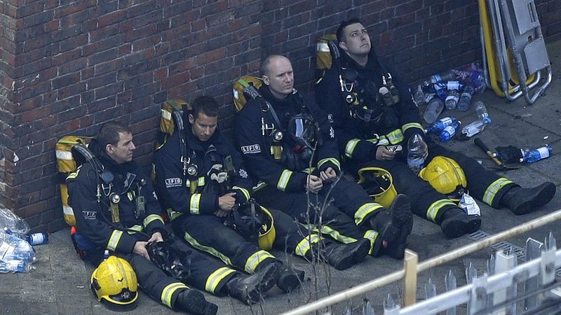 Znavení londýnští hasiči po boji s plameny věžáku 
