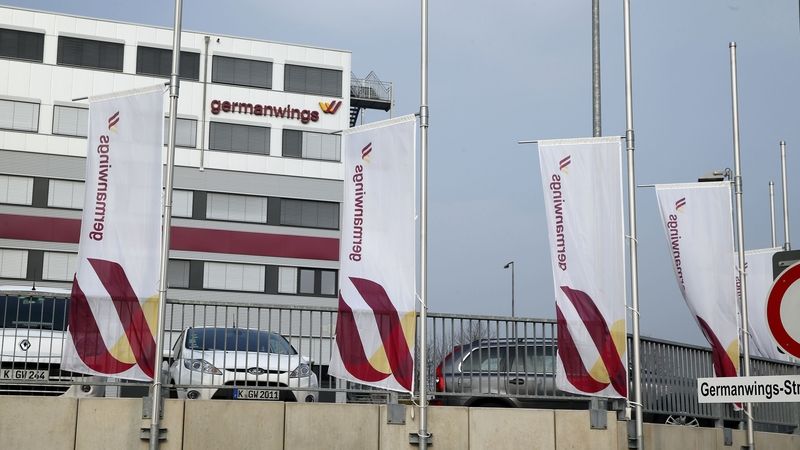 Vlajky společnosti Germanwings byly po tragédii na půl žerdi před centrálou aerolinek v Kolíně nad Rýnem.