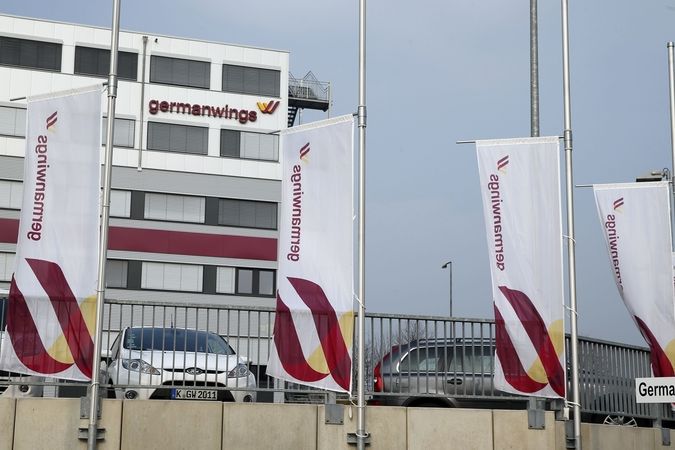Vlajky společnosti Germanwings na půl žerdi před centrálou aerolinek v Kolíně nad Rýnem