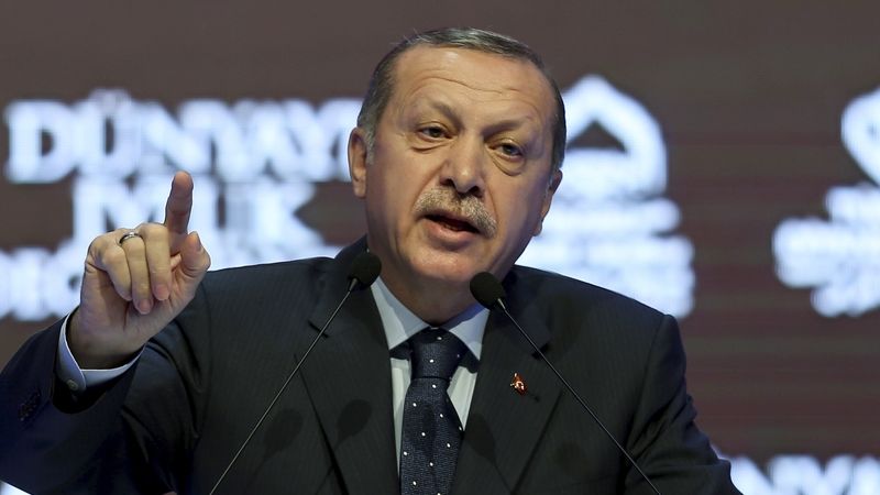 Turecký prezident Recep Tayyip Erdogan na tiskové konference ostře odsuzuje postup Nizozemska a hrozí mu odvetou.