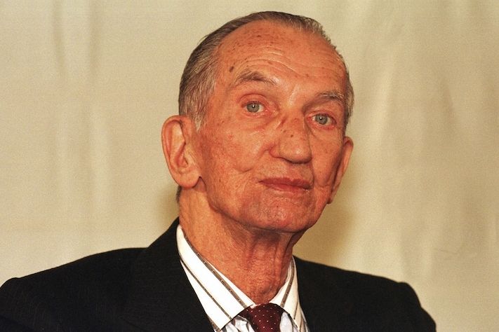 Kurýr Jan Karski (1914 - 2000) patřil k prvním, kteří informovali svět o holocaustu.