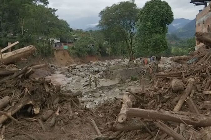 BEZ KOMENTÁŘE: Sesuvy půdy v Kolumbii mají přes 200 obětí