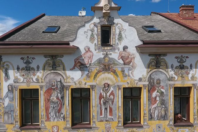 Majitel zjistil, že na jeho domě byla freska od Mikoláše Alše. Nechal ji zrekonstruovat