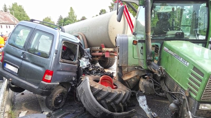 Nehoda traktoru a osobního automobilu u Jablonného v Podještědí.