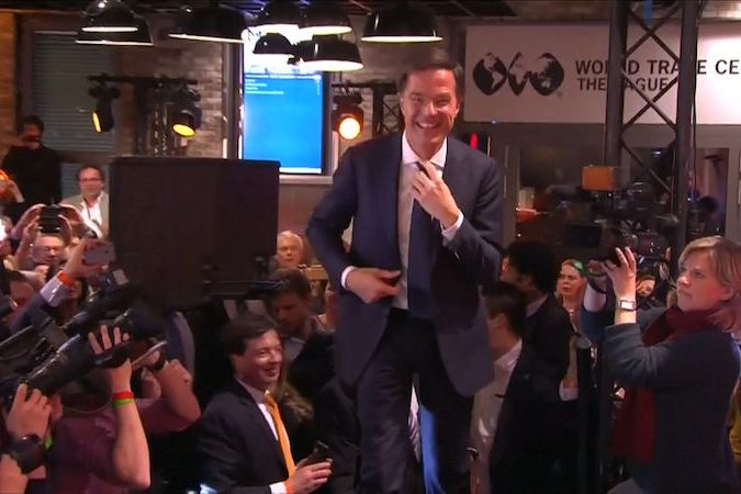 BEZ KOMENTÁŘE: Nizozemský premiér Rutte a jeho příznivci oslavují vítězství v parlamentních volbách