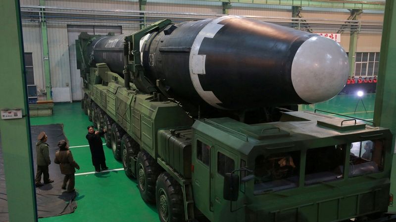 Severokorejský vůdce Kim Čong-un si prohlíží raketu Hwasong-15 na novém devítiosém tahači 