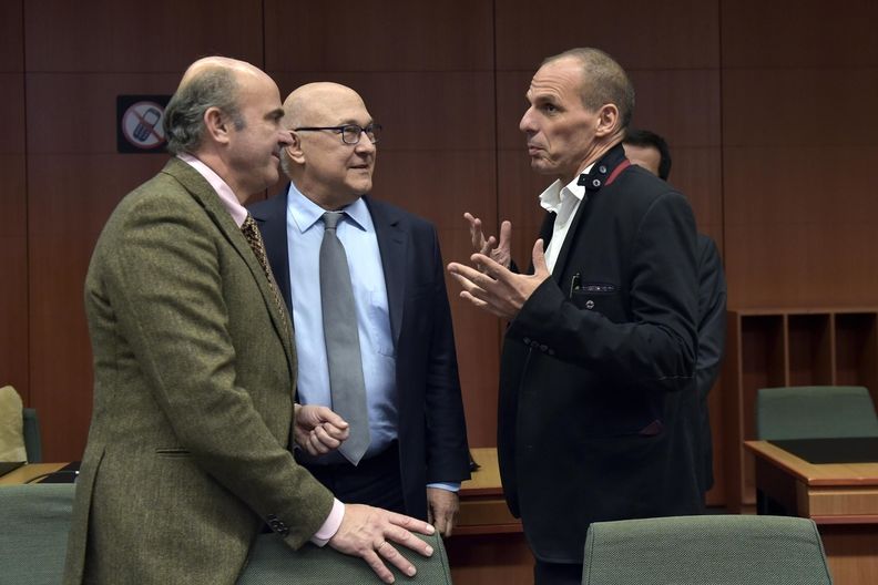 Španělský ministr financí Luis de Guindos (vlevo), jeho francouzský kolega Michel Sapin a řecký šéf státních financí Yanis Varoufakis (vpravo)