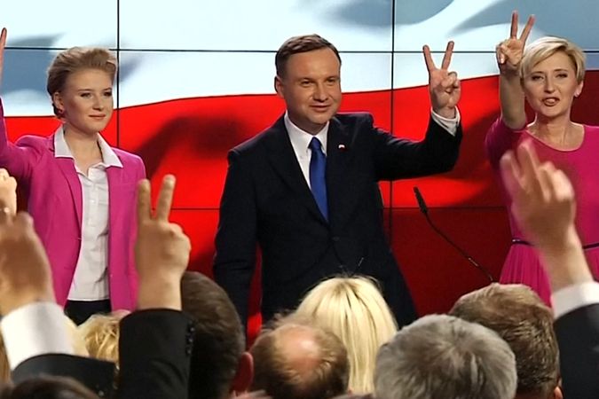 BEZ KOMENTÁŘE: Andrzej Duda zvítězil v prvním kole prezidentských voleb