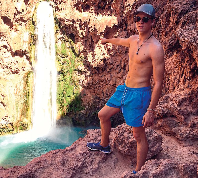 Během prázdninového putování po USA navštívil také vodopády Havasu na okraji Grand Canyonu v Arizoně.