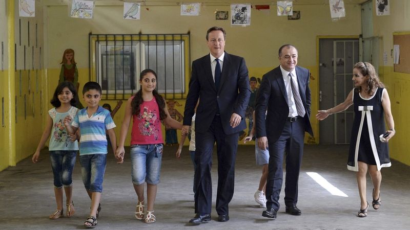 Britský premiér David Cameron a libanonský ministr vzdělávání Elias Abú Saab v libanonské škole.