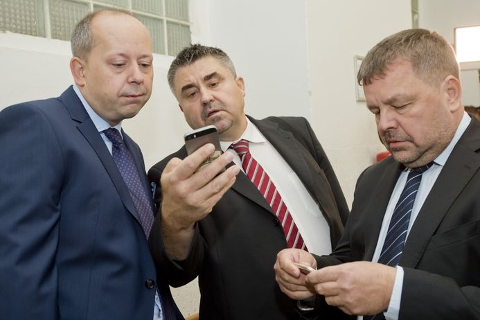 Bývalí poslanci ODS Marek Šnajdr (vlevo), Petr Tluchoř (vpravo) a Tomáš Úlehla (uprostřed) jako předvolaní svědci čekají na chodbě soudu.