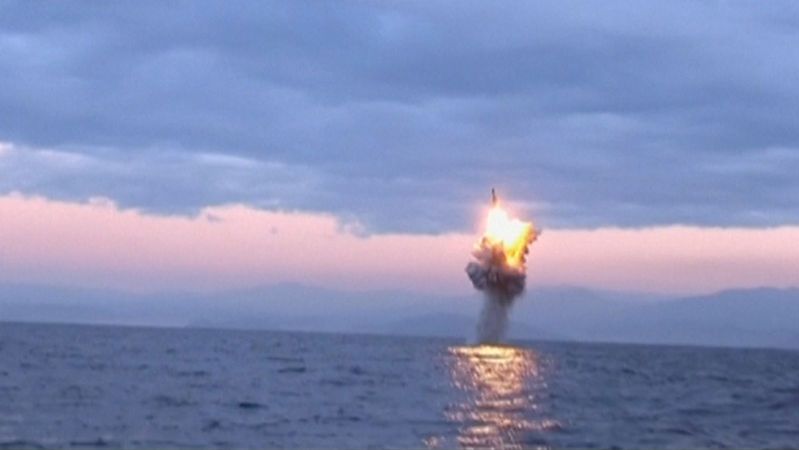 Severokorejský test podmořské střely. Ilustrační foto