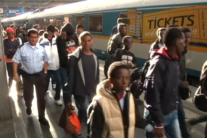 BEZ KOMENTÁŘE: Do Mnichova dorazilo 12 tisíc uprchlíků, mnoho jich zůstává na nádraží