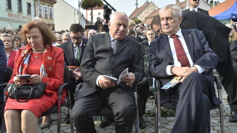Prezident Miloš Zeman (vpravo) i jeho předchůdce Václav Klaus (uprostřed) s manželkou Livií (vlevo) se zúčastnili Národní svatováclavské pouti.