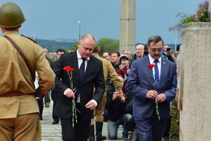 Jihomoravský hejtman Michal Hašek po boku ruského konzula v Brně Alexandra Budajeva u památníku rudoarmějců.