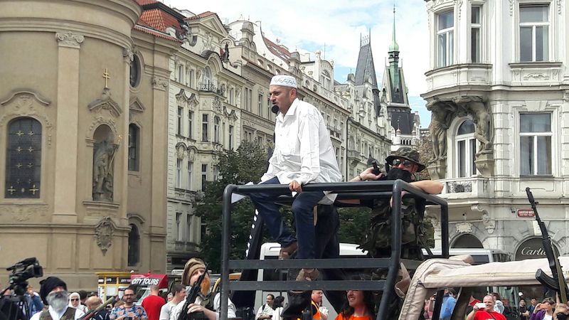 Happening Martina Konvičky na Staroměstském náměstí v Praze