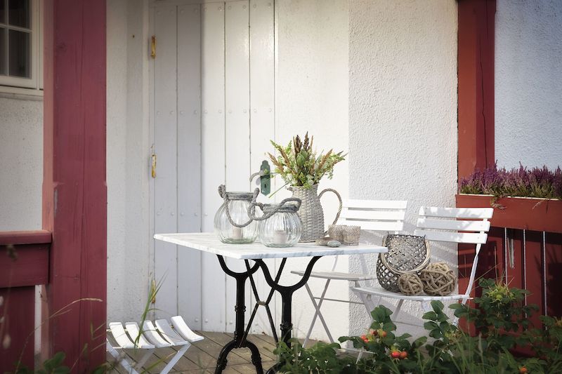 Různé typy luceren vytvoří na zahradním stole příjemnou atmosféru. 
