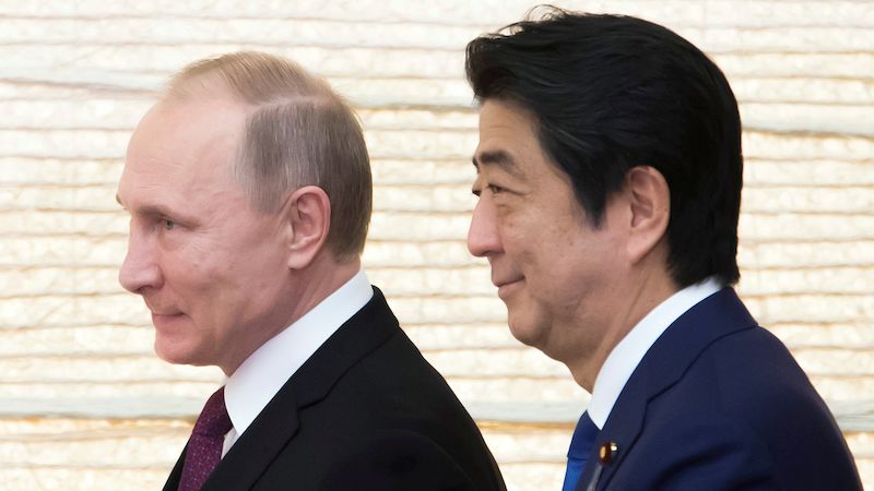 Ruský prezident Vladimir Putin a japonský premiér Šinzó Abe v Tokiu. Archivní snímek