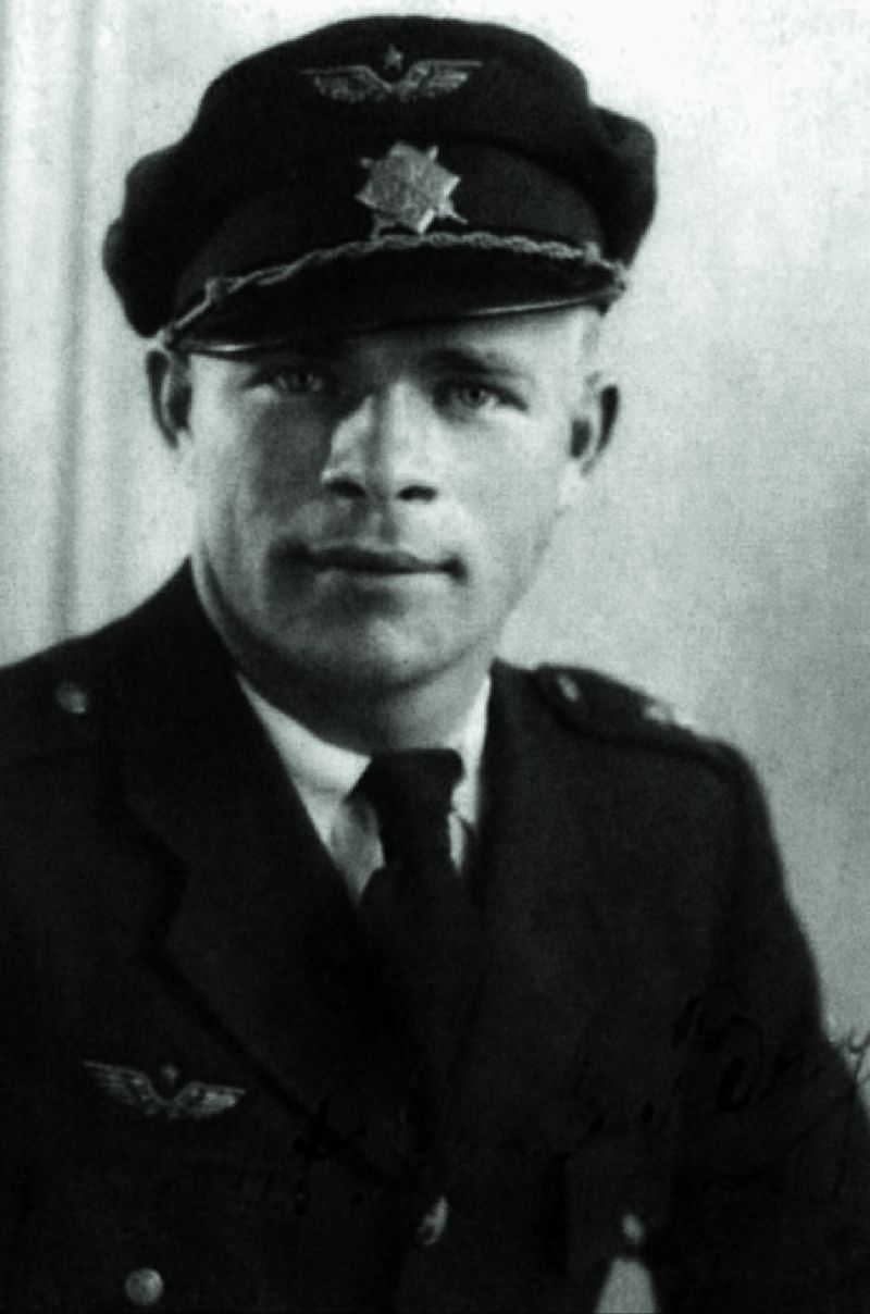 Josef Bryks v uniformě poručíka letectva