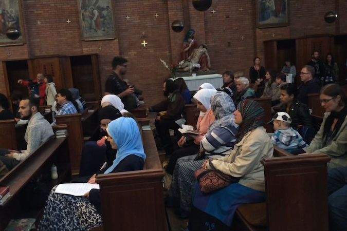 BEZ KOMENTÁŘE: Muslimové na mši v kostele na náměstí Jiřího z Poděbrad
