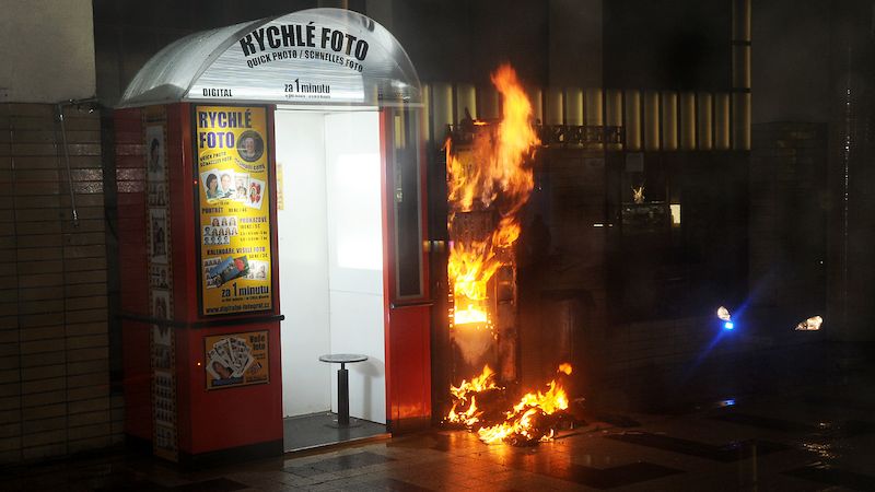 Hasiči likvidují požár automatu