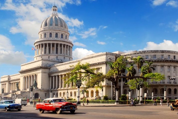 Havana, kubánská metropole, je krásná. Občas se jí přezdívá Paříž Karibiku.