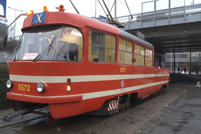 Po Praze jezdí speciální mazací tramvaj, pomáhá snížit hluk a opotřebení kolejí 