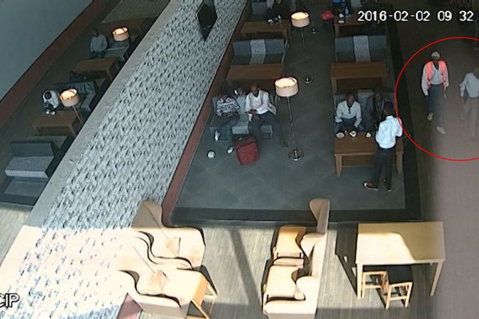 BEZ KOMENTÁŘE: Dva podezřelé muže s notebookem zaznamenala bezpečnostní kamera na letišti