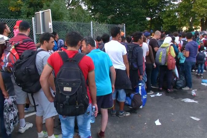 BEZ KOMENTÁŘE: Migranti čekají ve frontě na oficiálním hraničním přechodu pro pěší v Röszke