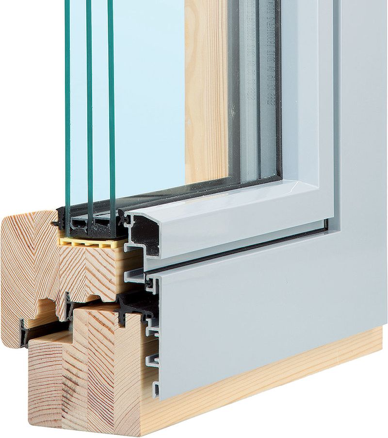 Dřevohliníkové okno Mira Gold 78 Alu s tepelnou izolací okna: U=0,9 W (m2. K) a zvukovou izolací: 34 dB, dvojitým těsněním a celoobvodovým trojpolohovým kováním Sigenia Aubi Titanium, ventilací, speciální povrchovou úpravou a odolností proti vloupání.