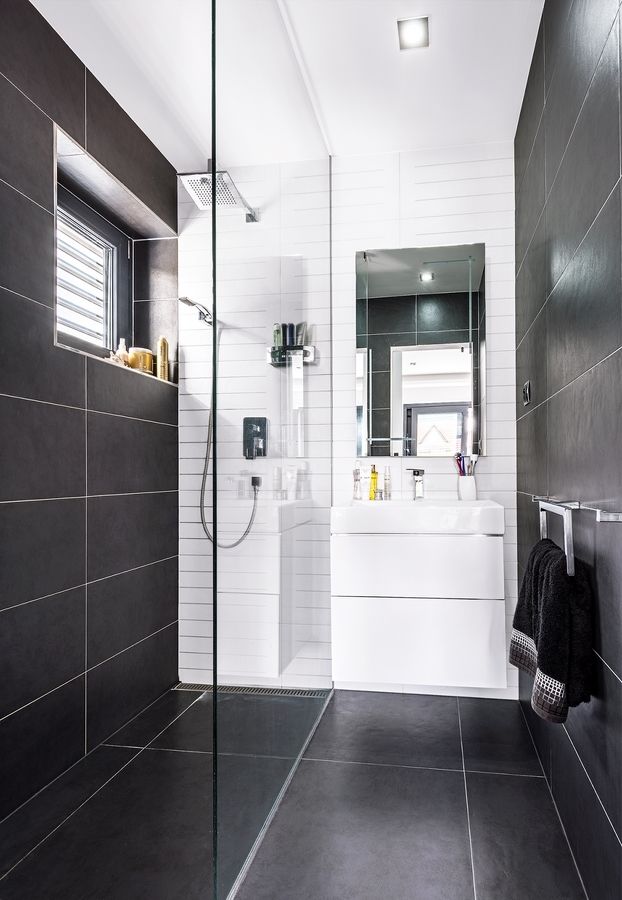 K ložnici rodičů náleží i koupelna se sprchovým koutem. Stejně jako šatnu ji od ložnice dělí pouze skleněná posuvná zástěna. 