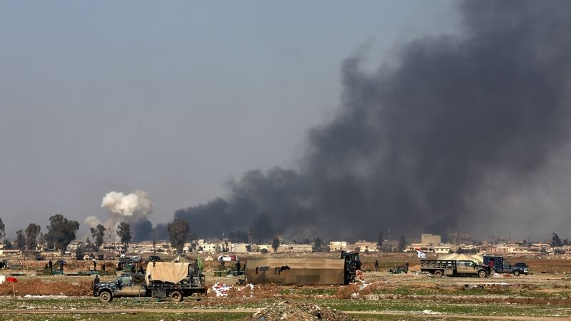 Kouř po útoku na pozice Islámského státu v Mosulu