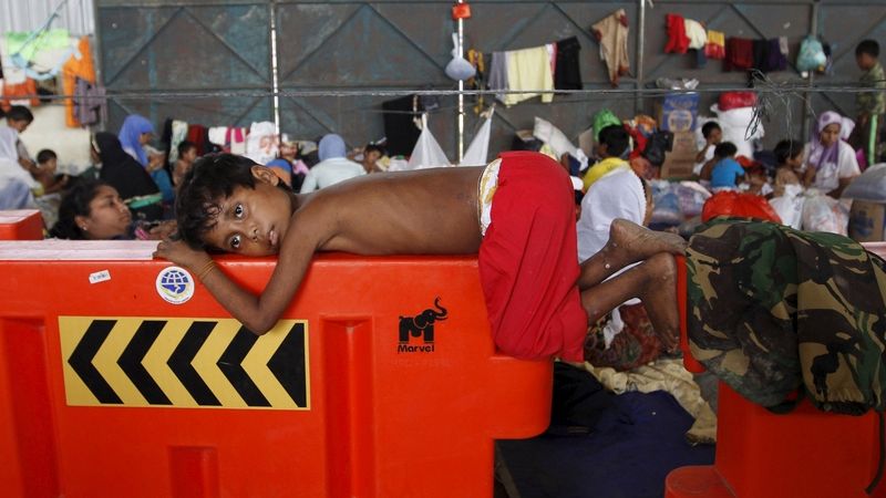 Dítě, které dorazilo do Indonésie na lodi s uprchlíky z Barmy