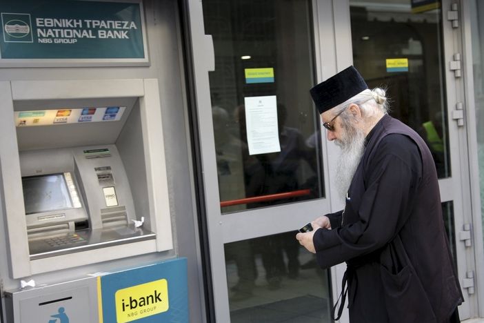 Řecké banky jsou zavřené, bankomaty vydávají omezený denní příděl peněz ve výší 60 eur.