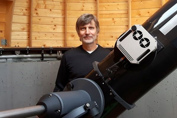 Objevitel proměnné hvězdy Pavel Cagaš u svého dalekohledu o průměru 30 cm s astronomickou kamerou.